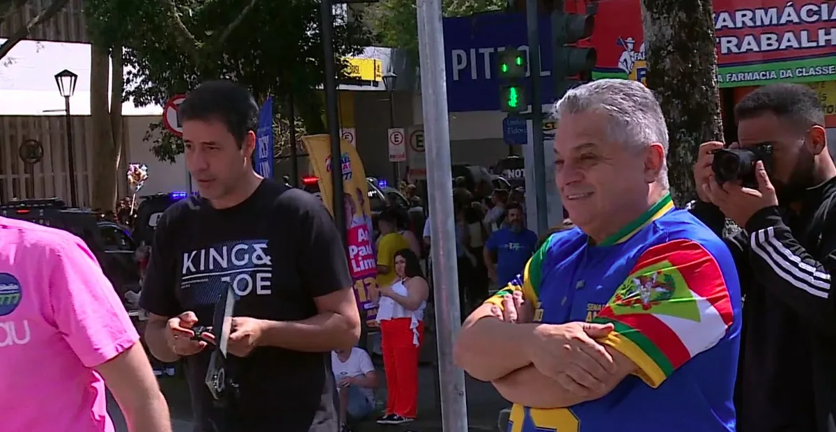 Eleições 2026 em SC: João Rodrigues acompanha desfile de aniversário de Blumenau