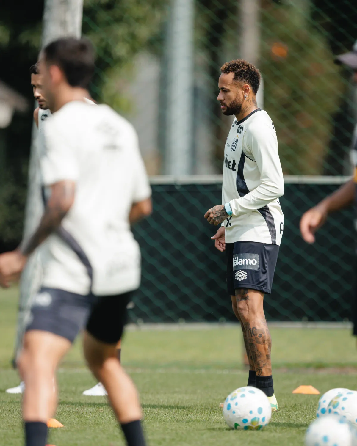 Com Neymar, Santos faz últimos ajustes antes de enfrentar o Corinthians