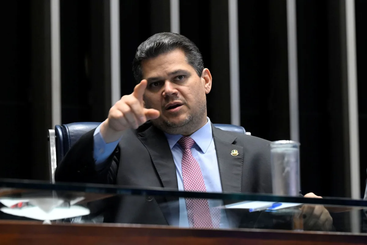 Senado pede a Fux que barre acesso a registros de visitas de Vorcaro e mulher de Moraes