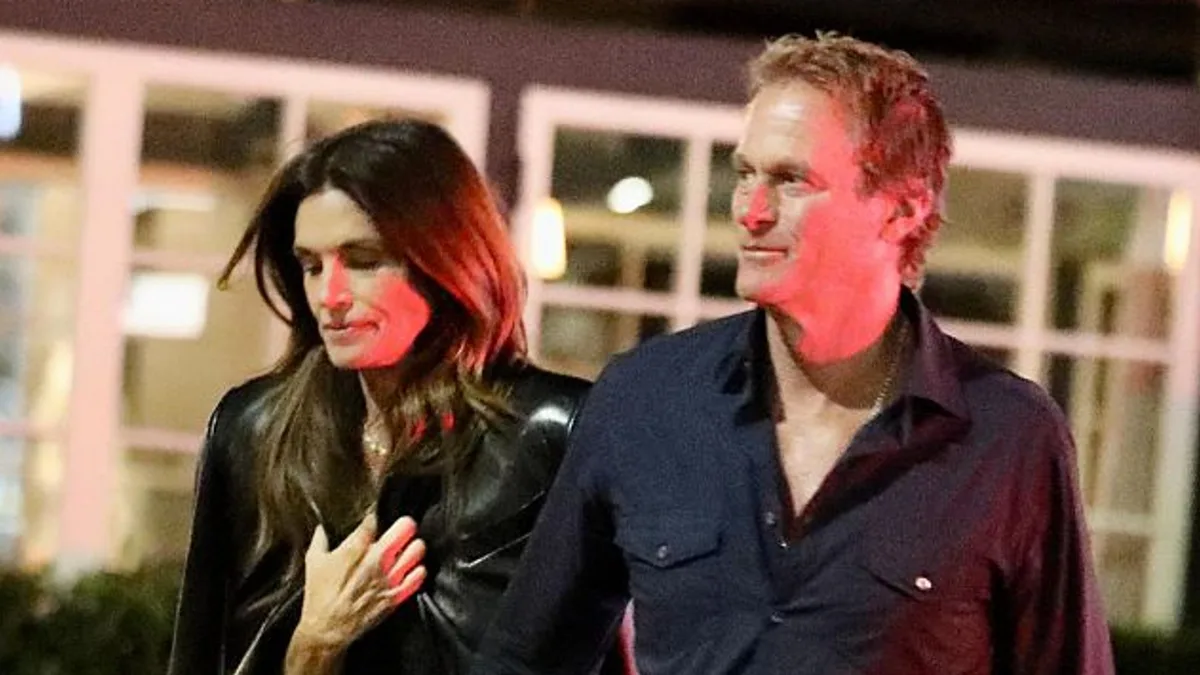 Primera salida de Cindy Crawford y Rande Gerber tras la muerte de su hijo Presley: un tranquilo paseo por la playa cogidos de la mano