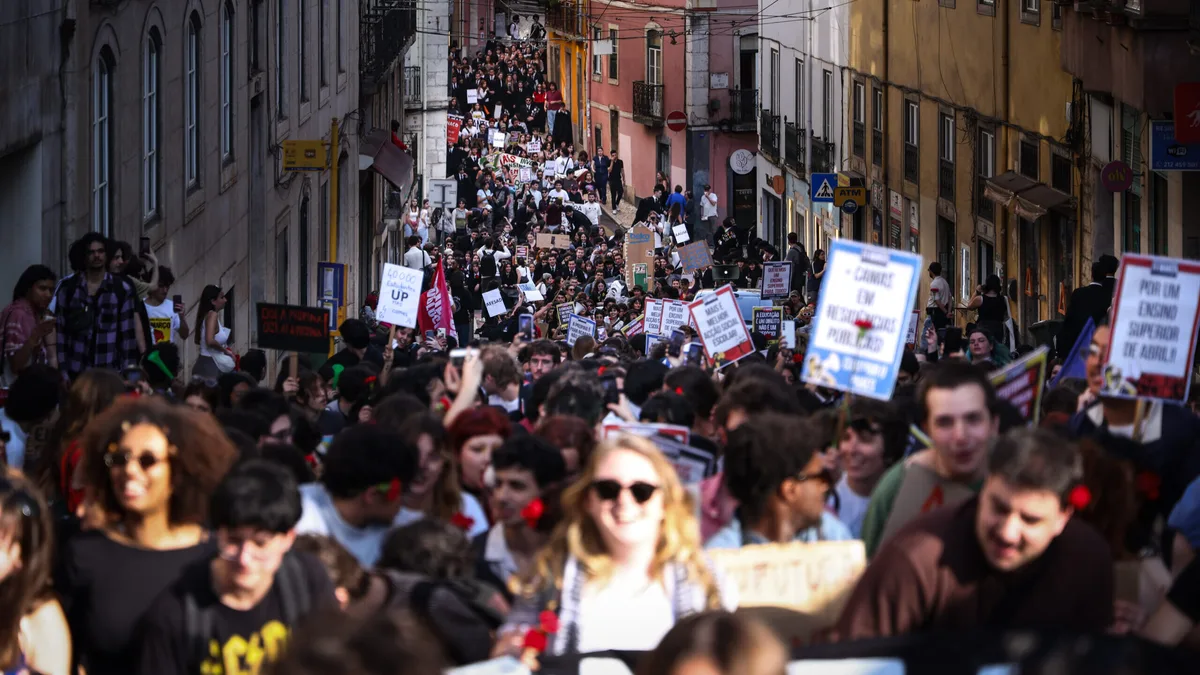 Estudantes marcam manifestação em Lisboa contra descongelamento das propinas