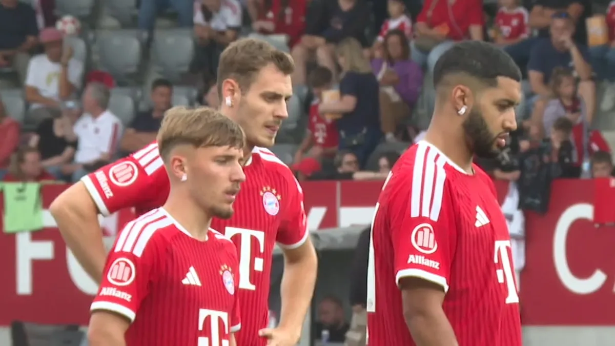 Das steckt dahinter - Was tragen die Bayern-Stars hier am Ohr?