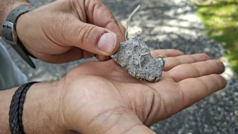 Savoie : "Il y en a partout", la réutilisation de béton fibré contenant du plastique inquiète en Maurienne