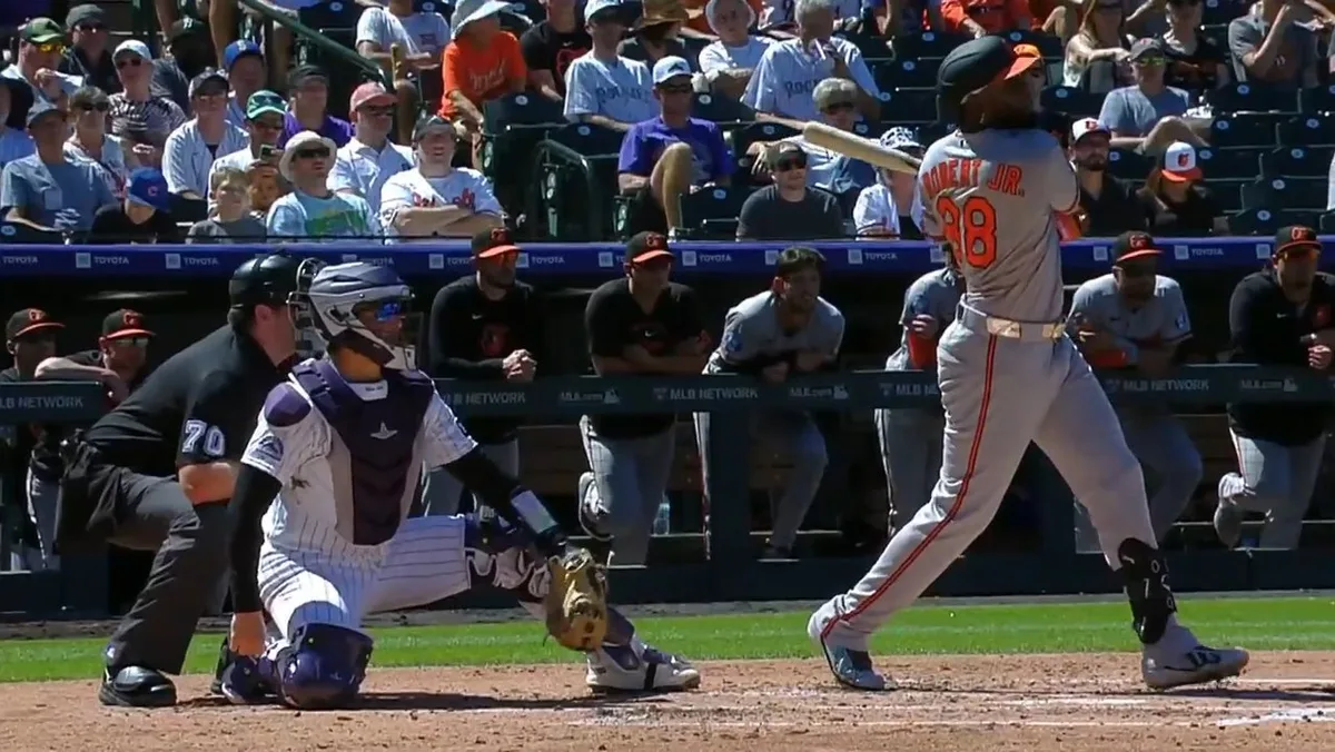 Robert Jr. smacks two-run double in Orioles debut