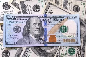 Dólar hoje sobe 1% após IPCA acima do esperado e pesquisa eleitoral