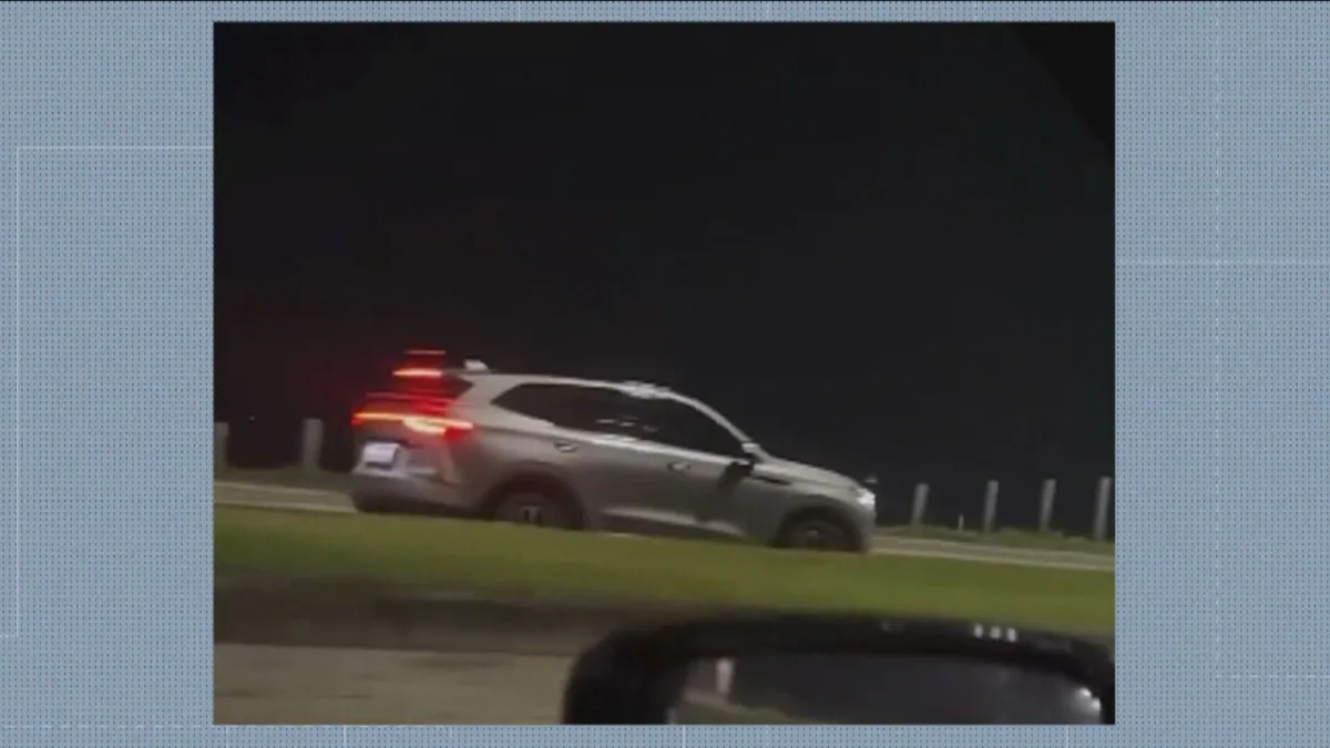 Carro é flagrado na contramão e em alta velocidade na Barra da Tijuca durante a madrugada