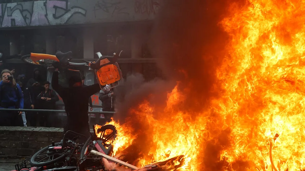 Wie in Frankreich - Vermummte Jugend-Mobs randalieren jetzt auch in Belgien