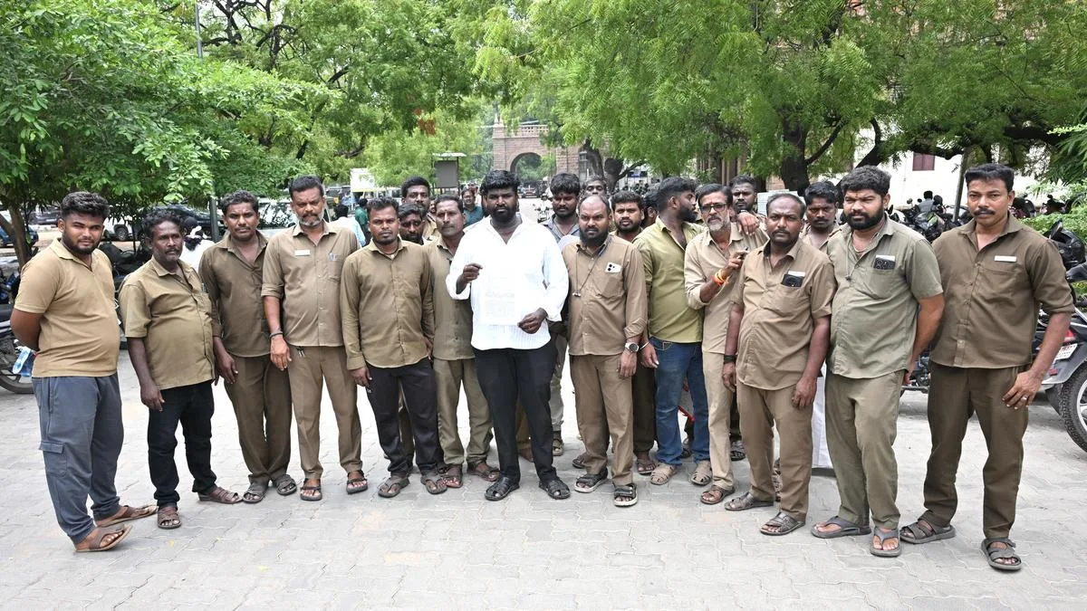Madurai autorickshaw drivers petition Collector over income loss from ‘Vettri Payanam’ bus scheme