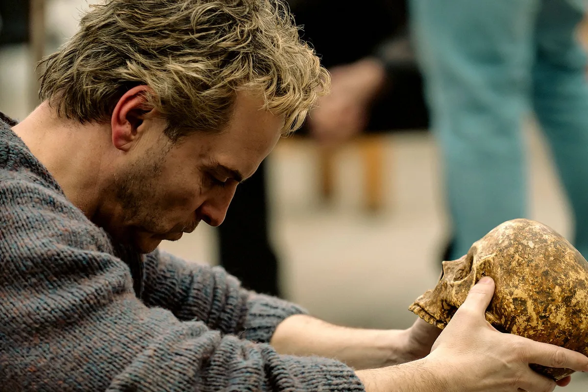 A Major New Oscar Contender Has Arrived. It Is Once Again About … Putting on Hamlet .