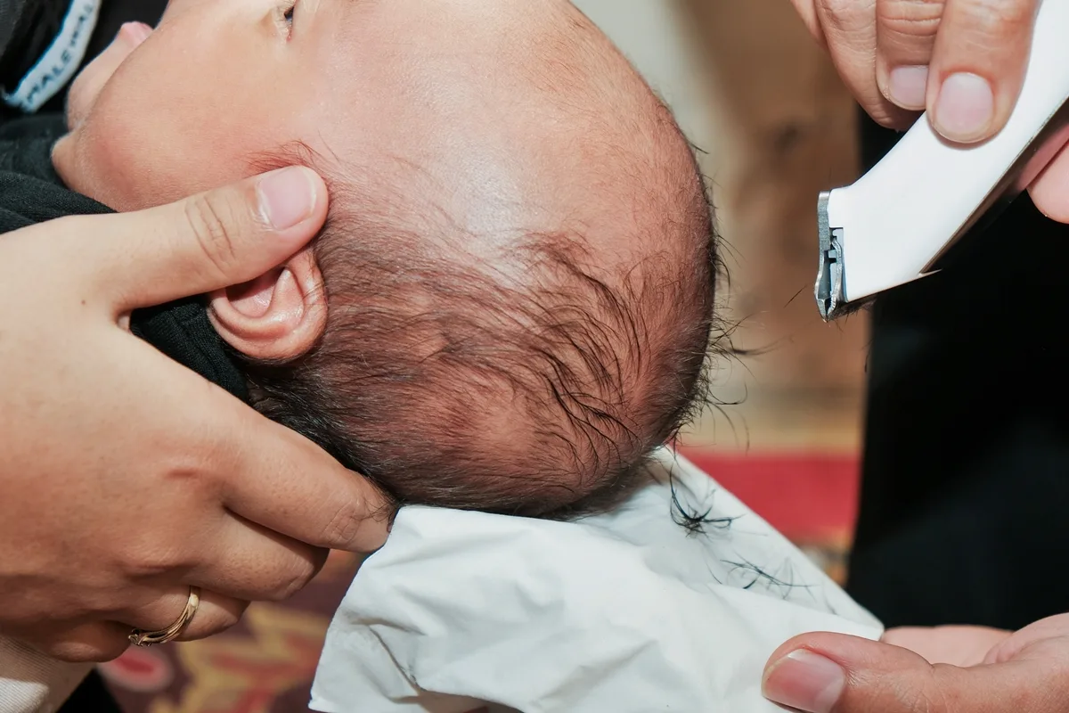 Caso Malu Borges: raspar cabelo do bebê não fortalece fios e há riscos