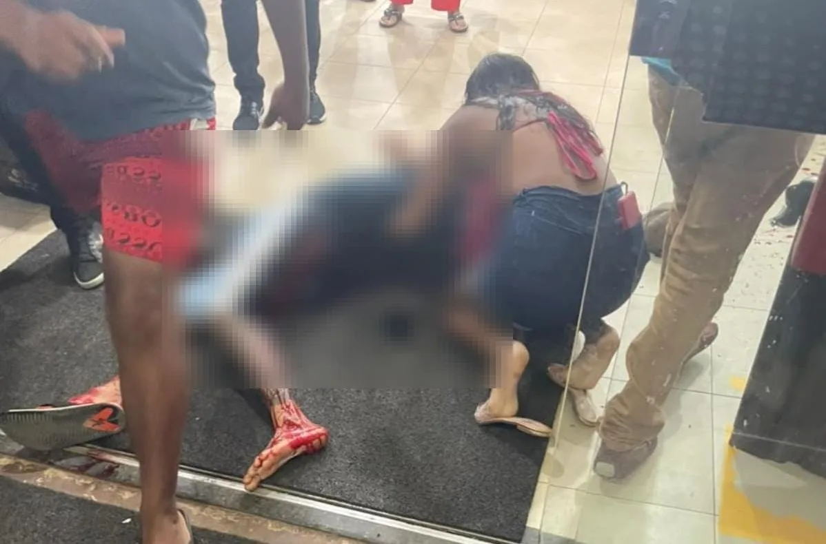 Homem é morto a facada na porta de supermercado