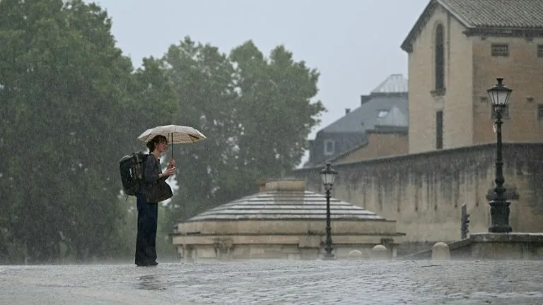 Pluie, retour de la neige en altitude... La fraîcheur automnale s'installe en France, avec des températures parfois sous les normales de saison