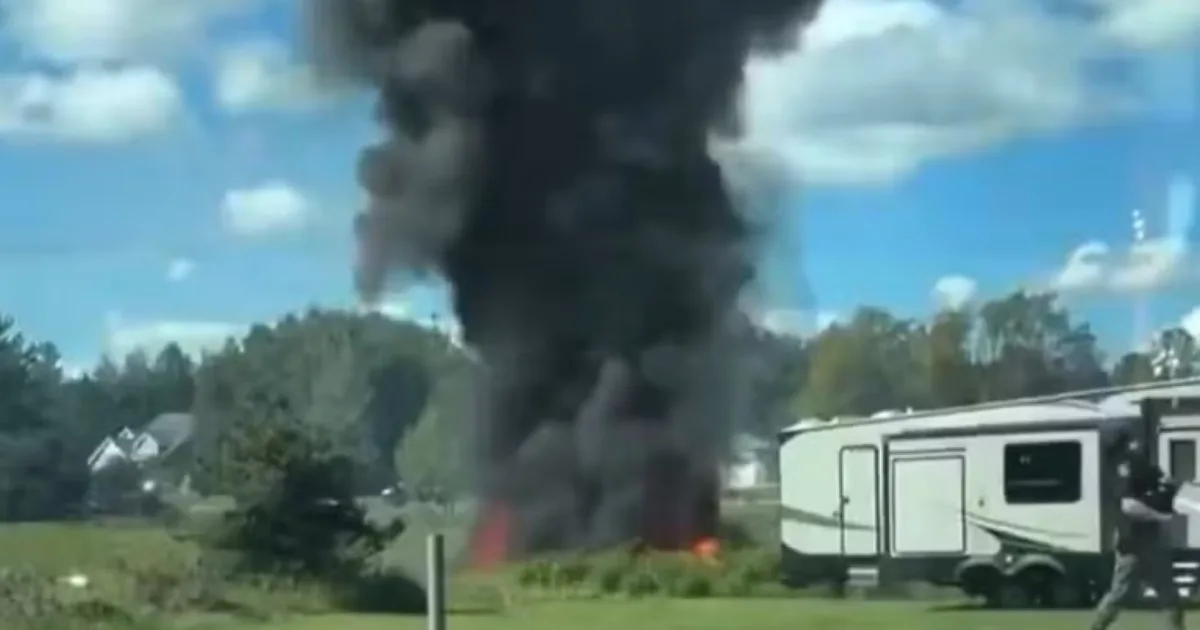 Caça F-16 dos EUA cai perto de estrada em Michigan