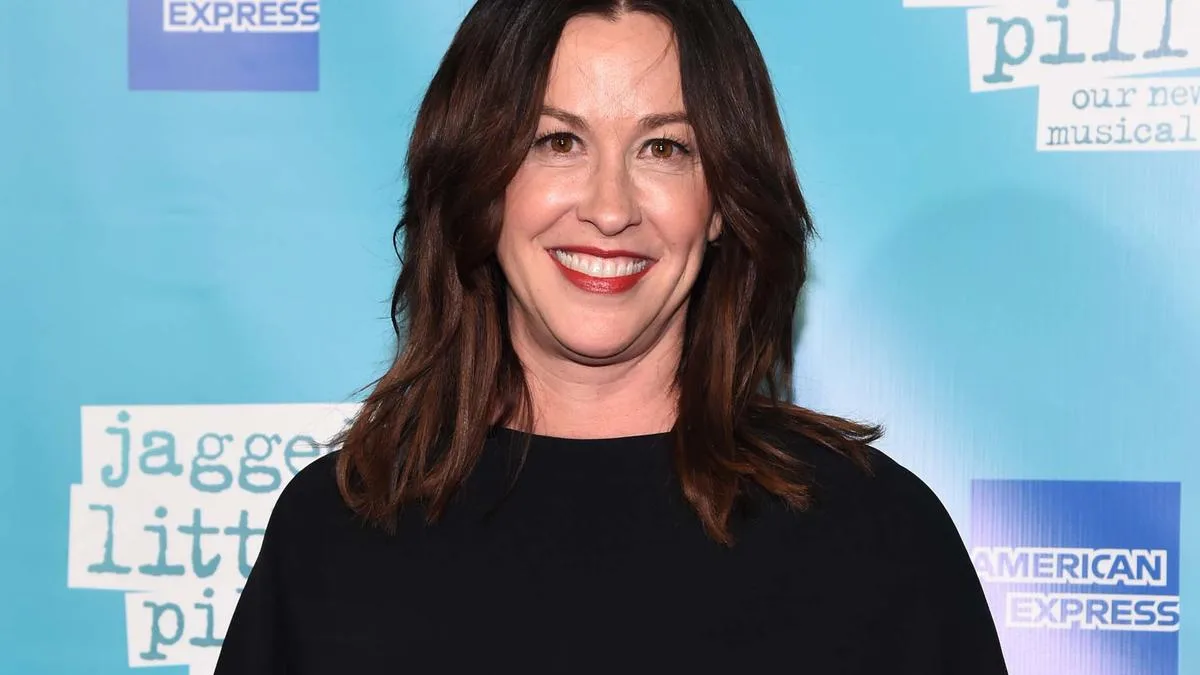 Alanis Morissette accuses tour manager of 'blackmail campaign'