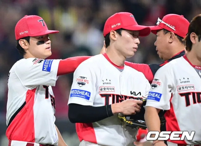 [사진]김도영과 승리 기쁨 나누는 KIA 이범호 감독