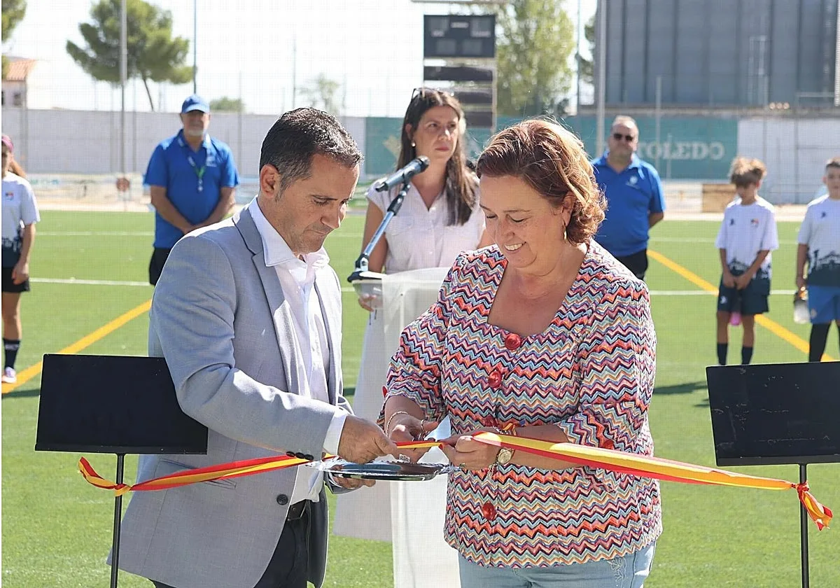 Madridejos estrena un césped de «última generación» en su campo de fútbol
