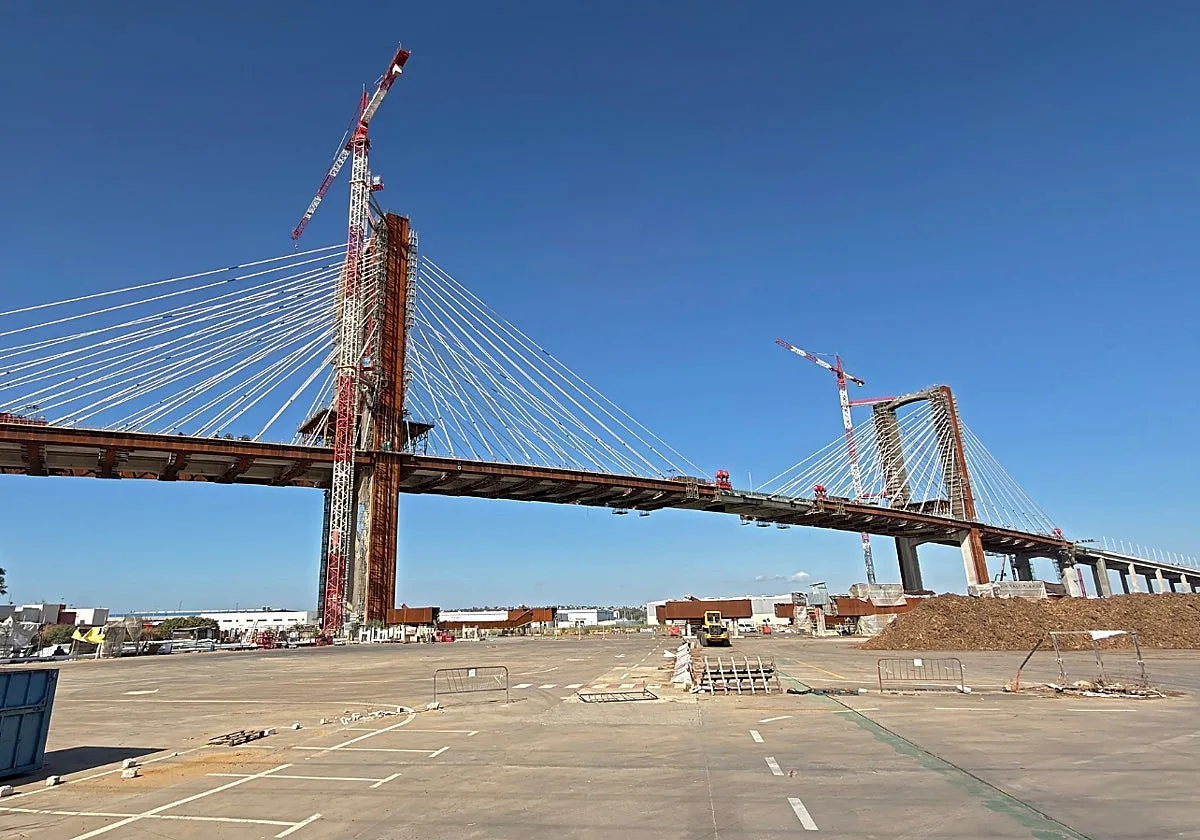 El puente del Centenario sólo tiene el 70% de los nuevos tirantes colocados