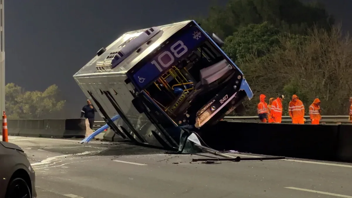Caos y corte total en la General Paz tras un impactante choque: un colectivo quedó sobre el muro divisorio de hormigón de la autopista