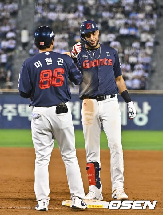 韓역사상 이런 외인 없었다! 211안타 레이예스, 3년 연속 안타왕 금자탑…롯데 7위로 시즌 마감, 두산은 LG와 와카 격돌 '굿바이 잠실' [잠실 리뷰]