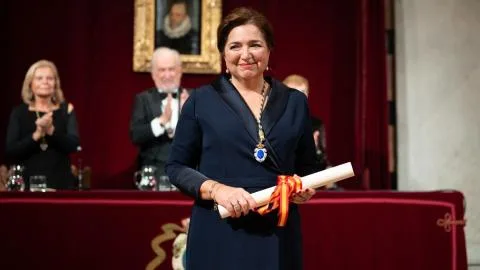 Cristina Sánchez López entra en la RAE, donde solo 12 de sus 42 sillones son ocupados por mujeres