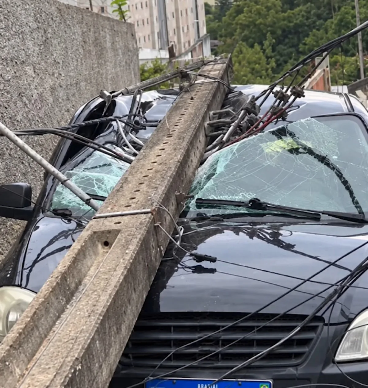 Ônibus bate em poste e estrutura cai sobre carro estacionado em Juiz de Fora