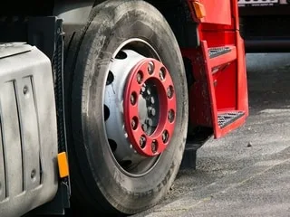 Des objets historiques dans un camion-musée : cette exposition itinérante traverse la Seine-Saint-Denis