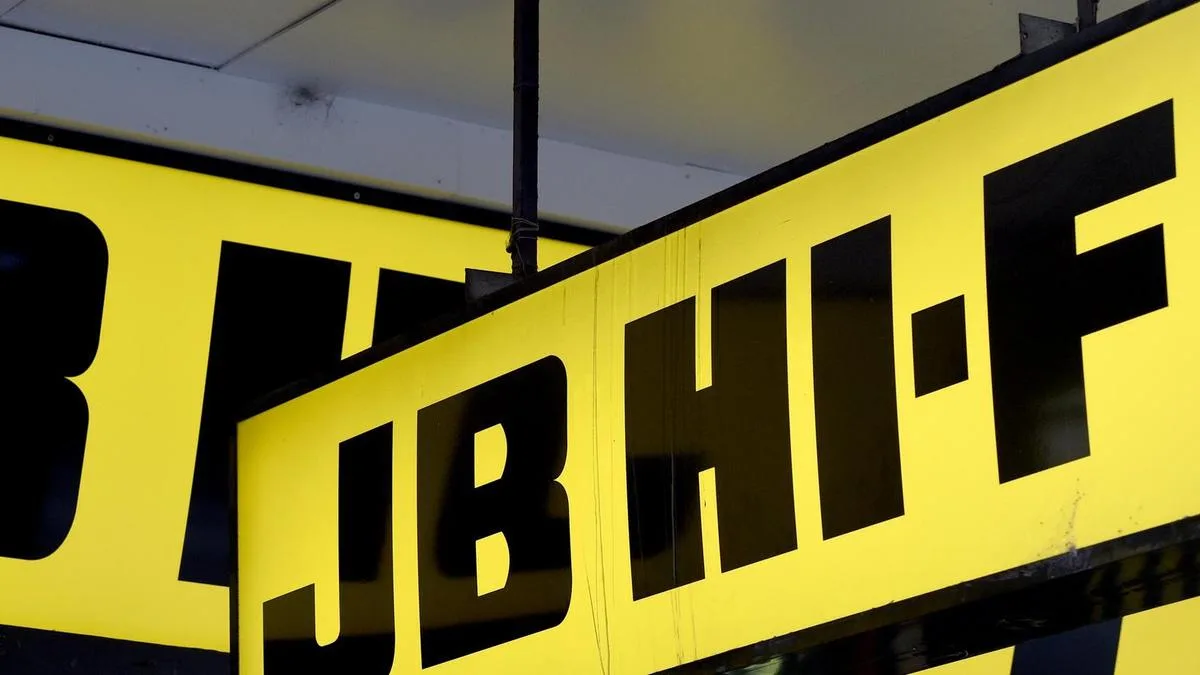 Retail and banks drag ASX down as JB Hi-Fi leads plummet