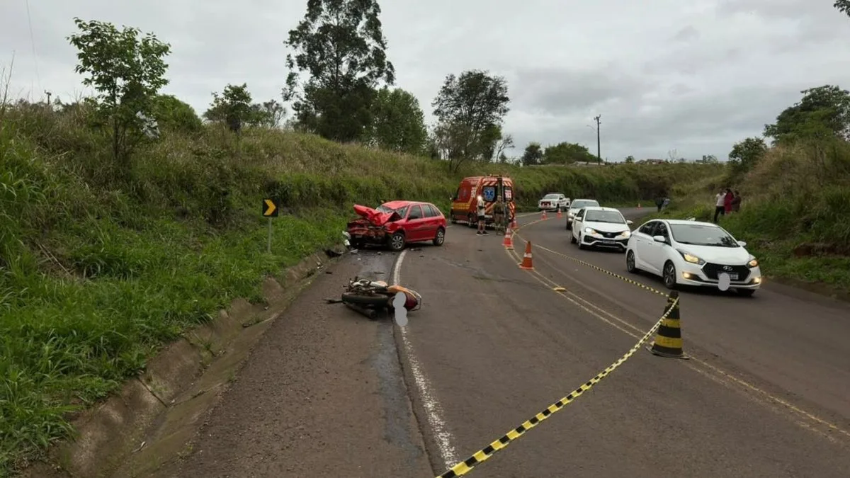 Motociclista morre após bater de frente com carro em rodovia de SC