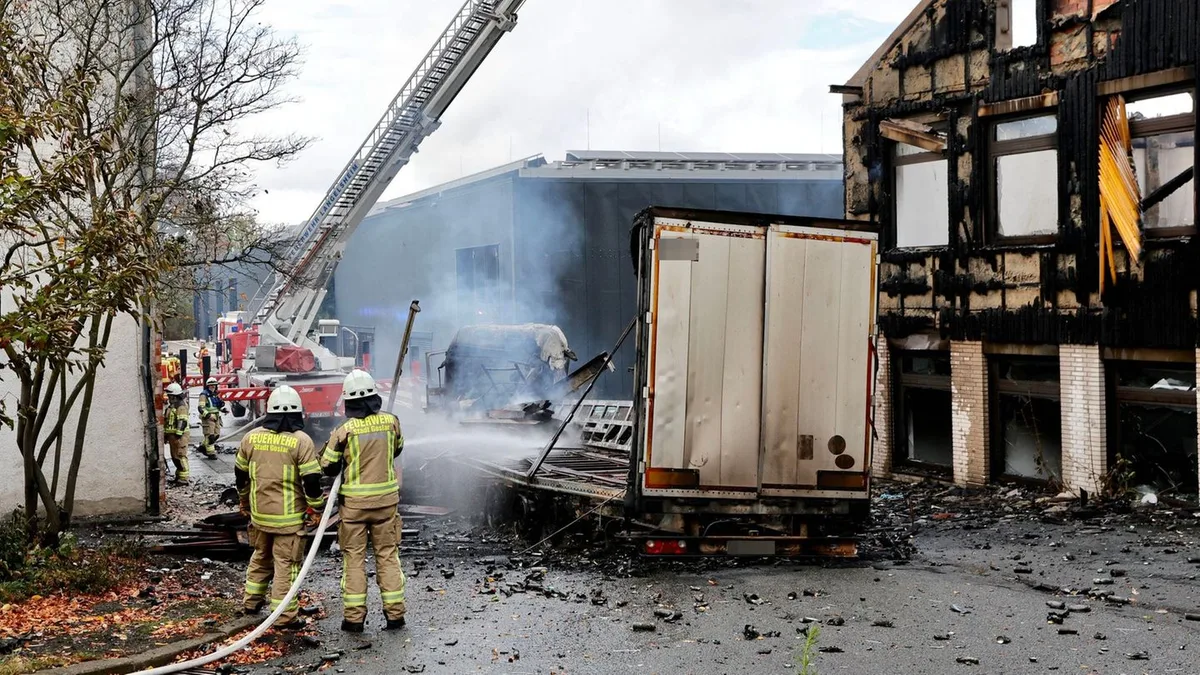 Einsatz in Goslar: Lastwagenbrand erfasst Lagerhalle - Millionenschaden