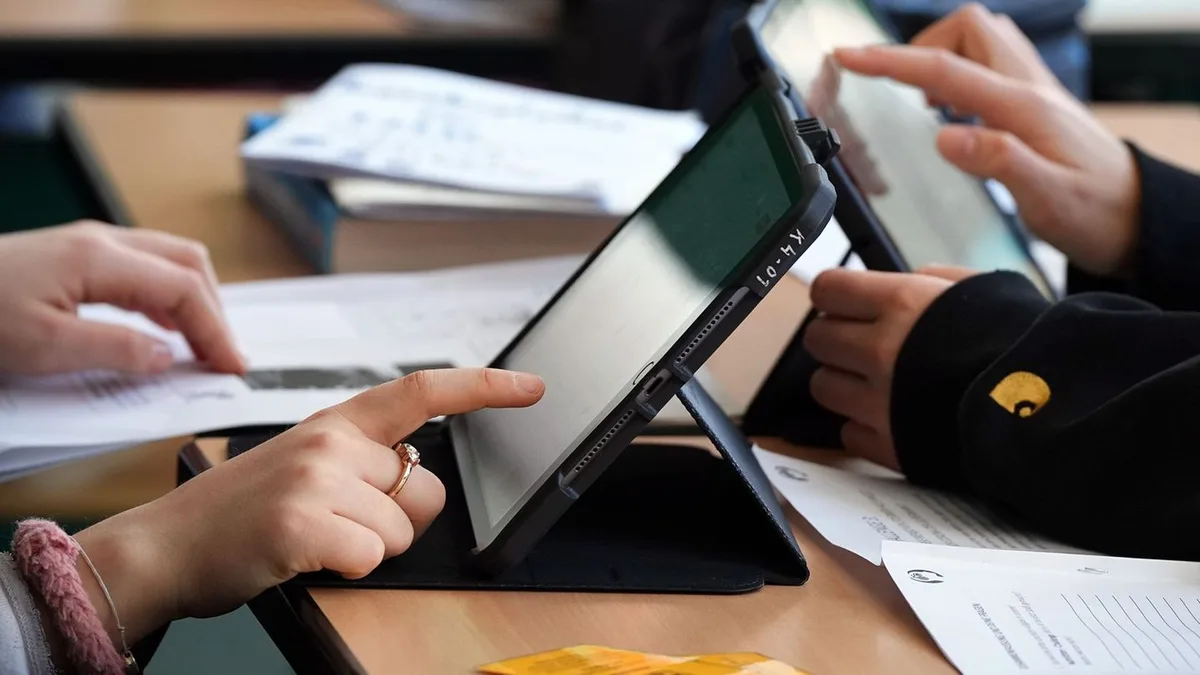 Lukrative Aufträge: Milliardenkonzern verklagt Kommune im Streit um neue Tablets