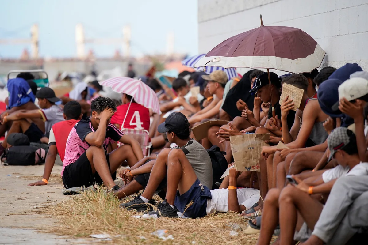 La policía dispersa en Ceuta a grupos de migrantes que trataban de acceder al nuevo centro de acogida temporal