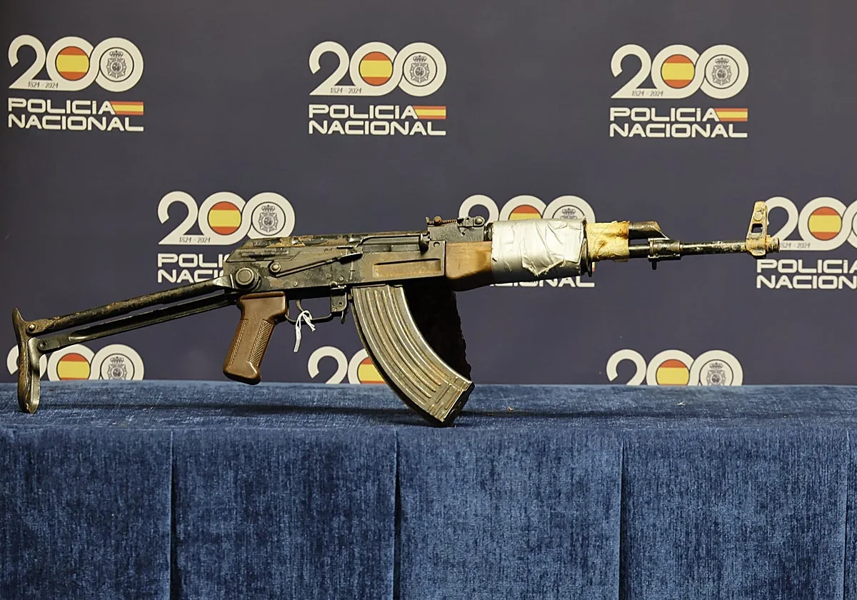 Procesan a un narco vinculado a un alijo de 20 kilos de coca con un rifle de asalto Kalashnikov