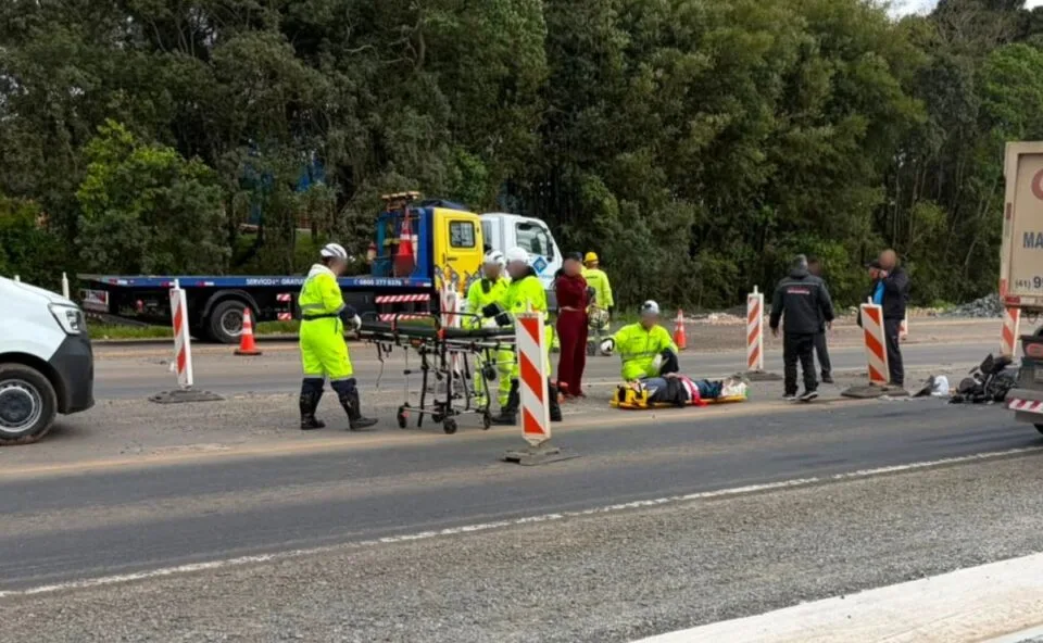 Motociclista derrapa no Contorno Norte, invade pista contrária e tem moto atingida por caminhão em Curitiba