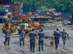 Tausende Retter im Einsatz: Mindestens acht Deutsche nach Sturzflut in Nepal vermisst
