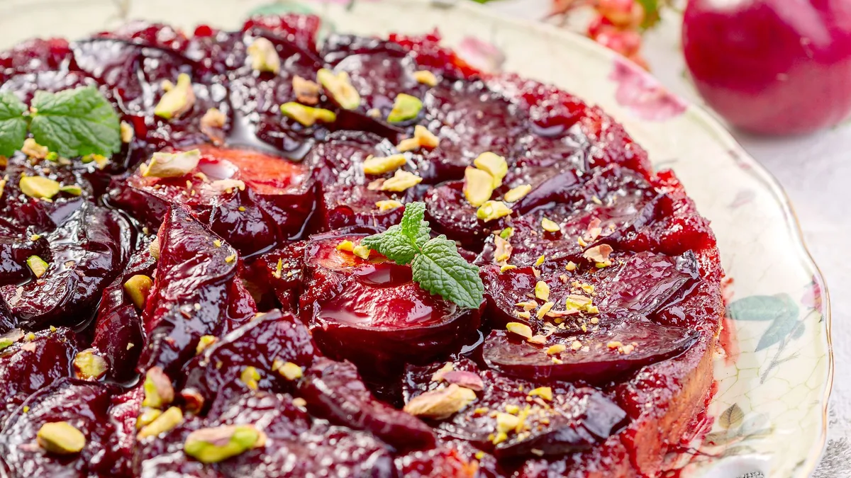 El postre con ciruelas que reinventa un clásico francés y es perfecto para despedir el verano