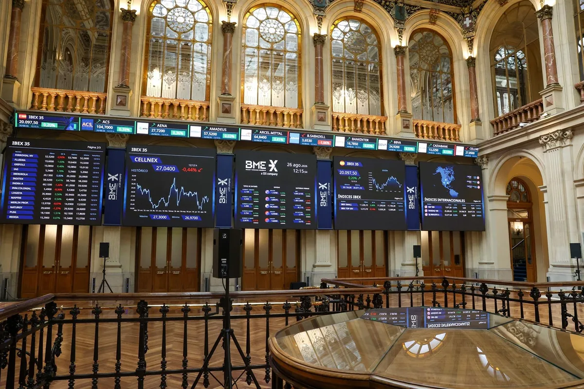 El Ibex 35 se mantiene estable en 19.565 puntos en la media sesión, con la atención puesta en la Fed