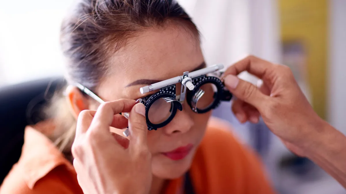 Cette pratique pour obtenir des lunettes grâce aux opticiens fait tiquer les ophtalmologistes