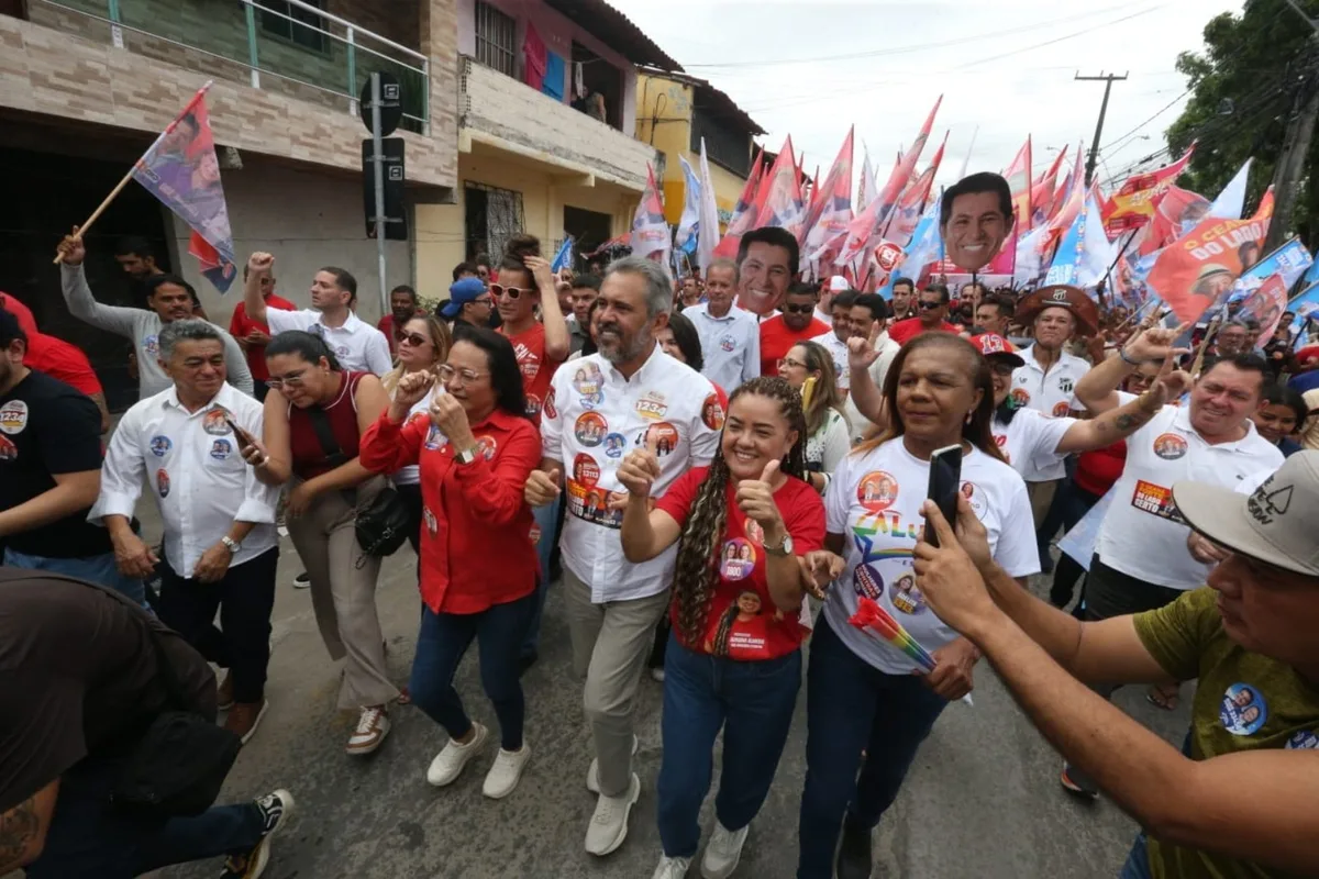 Elmano de Freitas participa de caminhada no bairro Aracapé, em Fortaleza