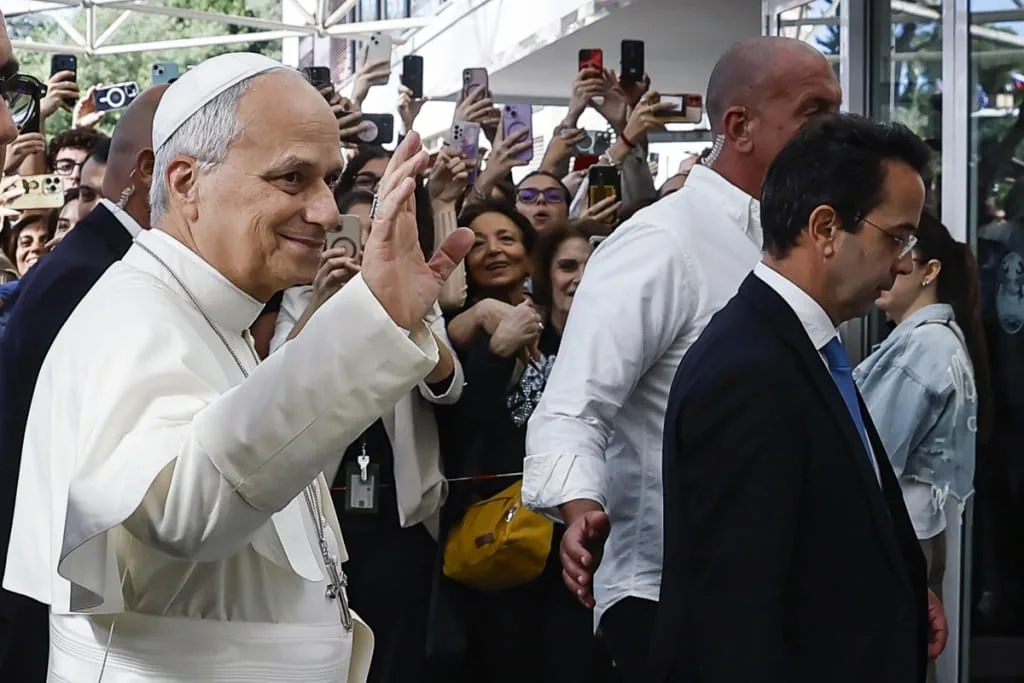 León XIV regresa al Vaticano tras recibir el alta hospitalaria