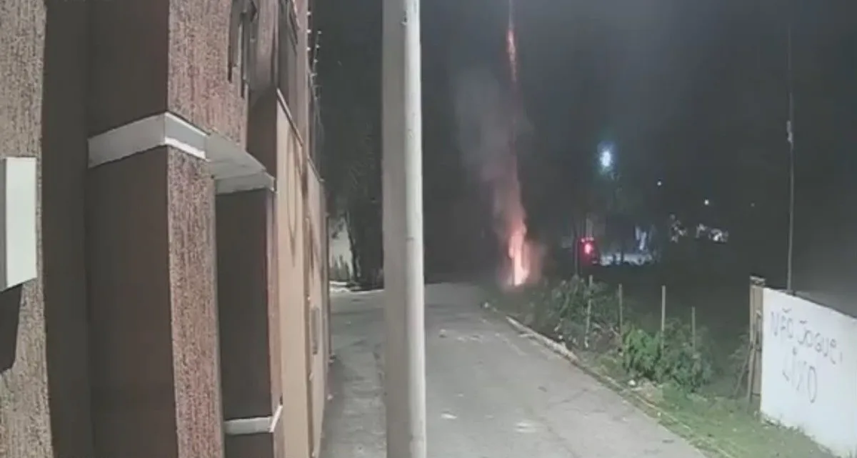 Vídeo mostra grupo acionando fogos de artifício durante a madrugada em rua de Cabo Frio