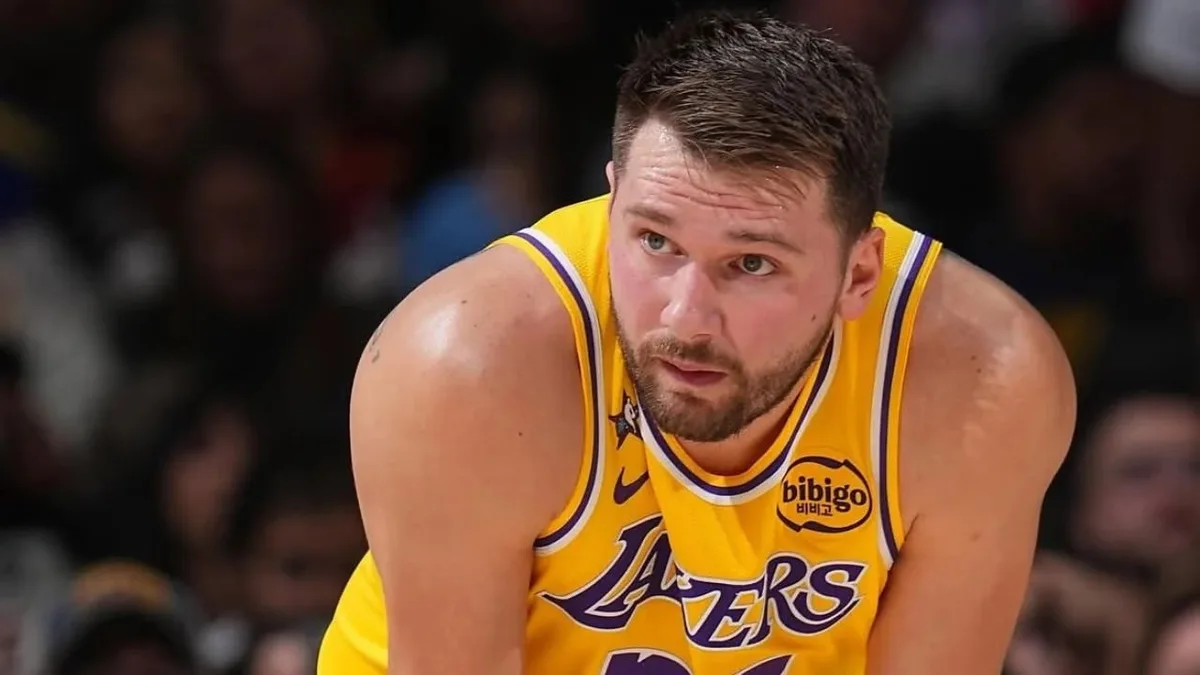 Lakers Fans Worry as Luka Doncic Limps Again During Preseason Game Against Kings