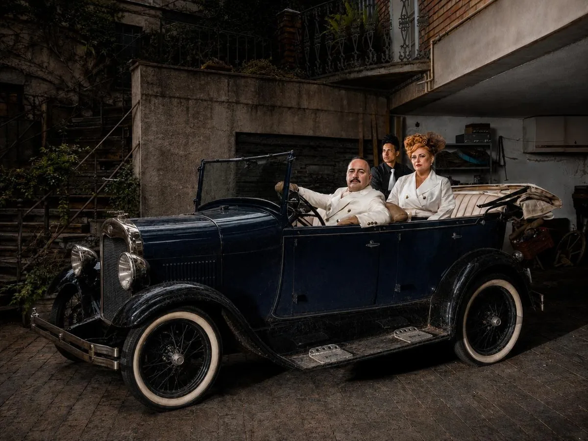 Musical sobre Era do Rádio leva carro de quase 100 anos e mais de uma tonelada para palco em BH