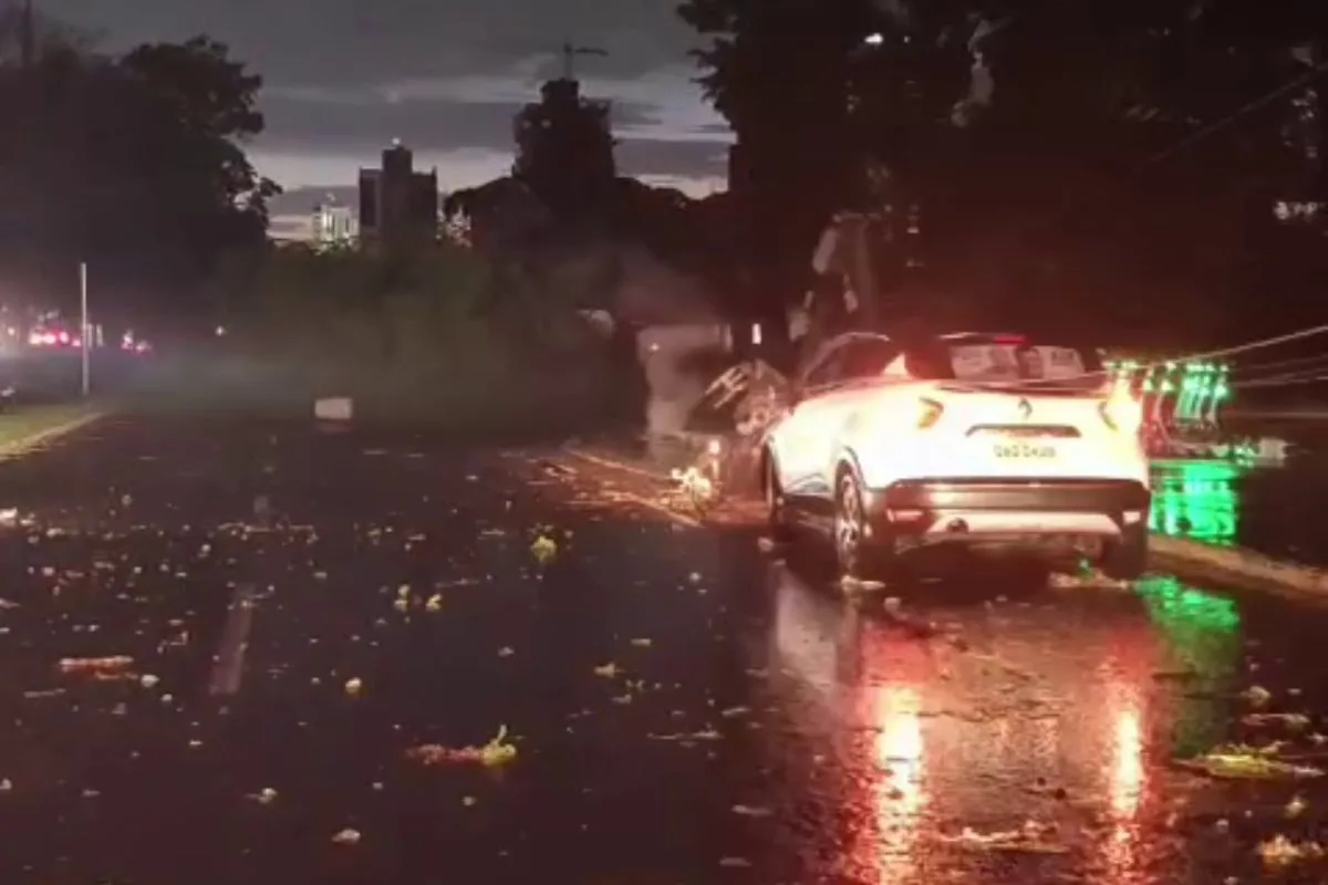 Mulher fica presa em carro após fiação de energia cair durante tempestade em Campo Grande