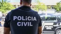 Vídeo: piloto de asa-delta cai em cima de carro no RS