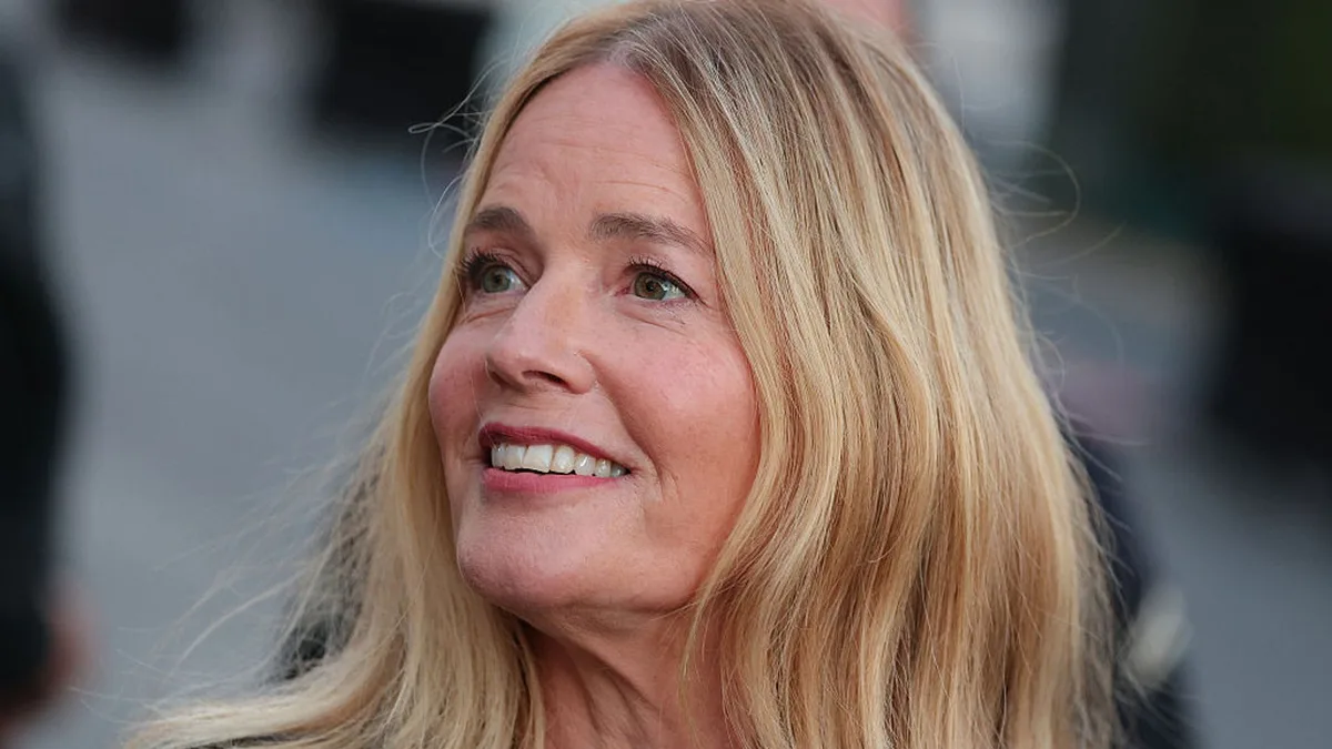 Elisabeth Shue (63) parece no haber envejecido ni un día en una de sus poquísimas apariciones en la alfombra roja, 40 años después de alcanzar la fama con 'Karate Kid'