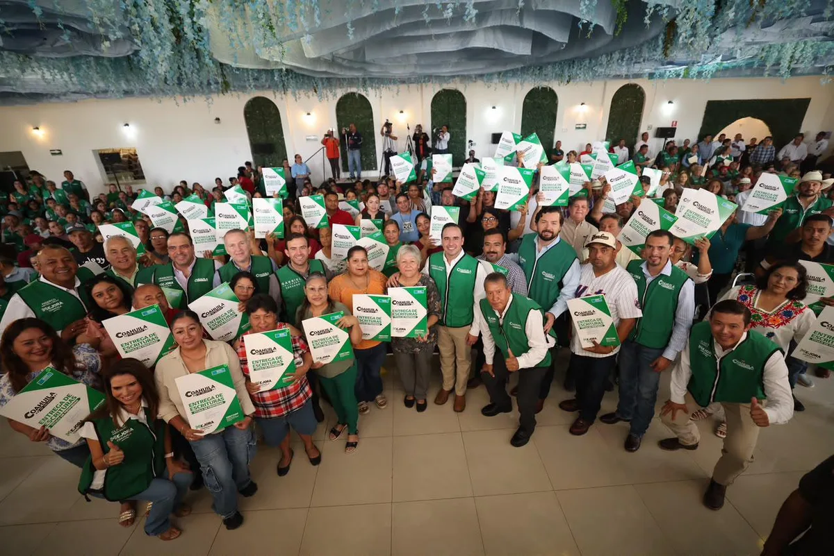 Encabeza Manolo Jiménez entrega simultánea de escrituras, desde San Juan de Sabinas