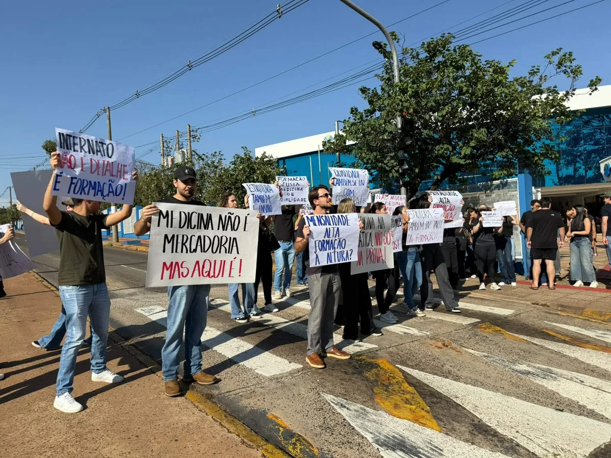 Alunos de Medicina protestam por melhorias e contra avaliação em universidade