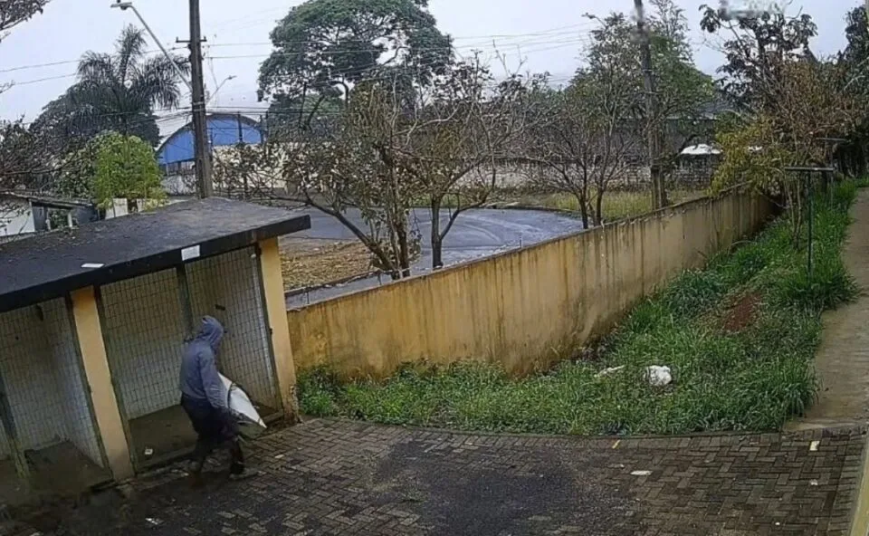 Vídeo! Câmera registra furto em tempo real e homem é preso em flagrante ao pular muro de UPA; assista
