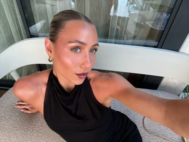 Astro de “Bridgerton”, Luke Newton e namorada reagem a ataques na web após anos de críticas e fazem pedido Fotos: Reprodução; Instagram/ Getty
