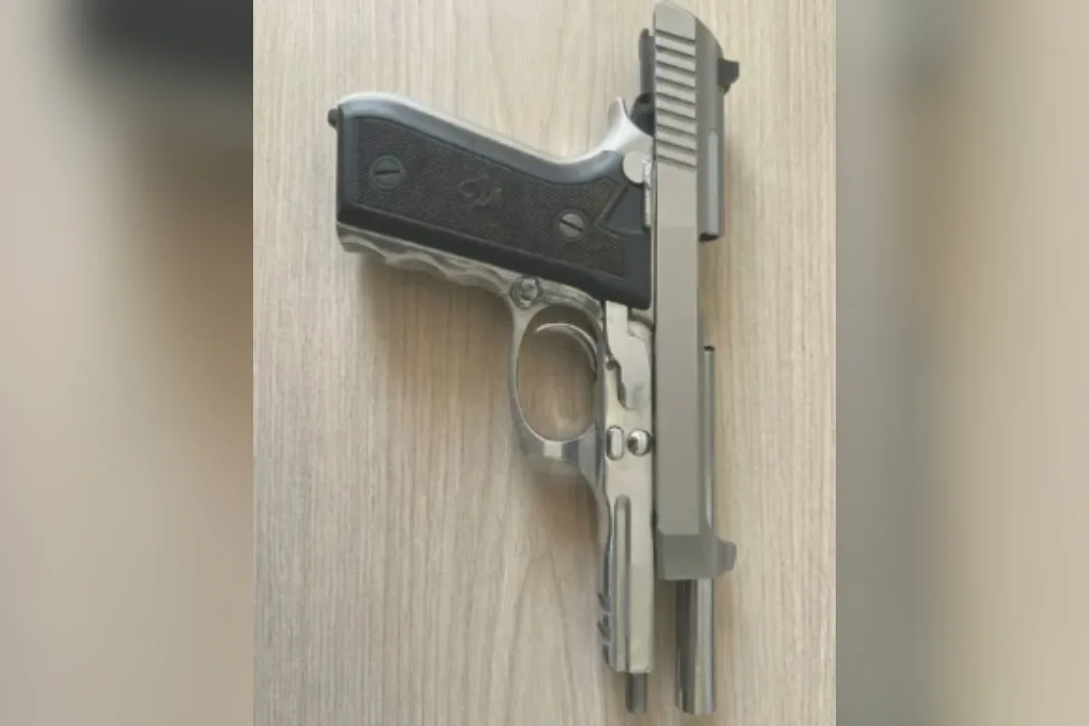 Adolescente de 13 anos se irrita e atira no rosto de colega com arma do pai